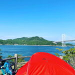 しまなみ海道の海をバックにキャンプ泊。赤いテントと青い海のコントラストが綺麗