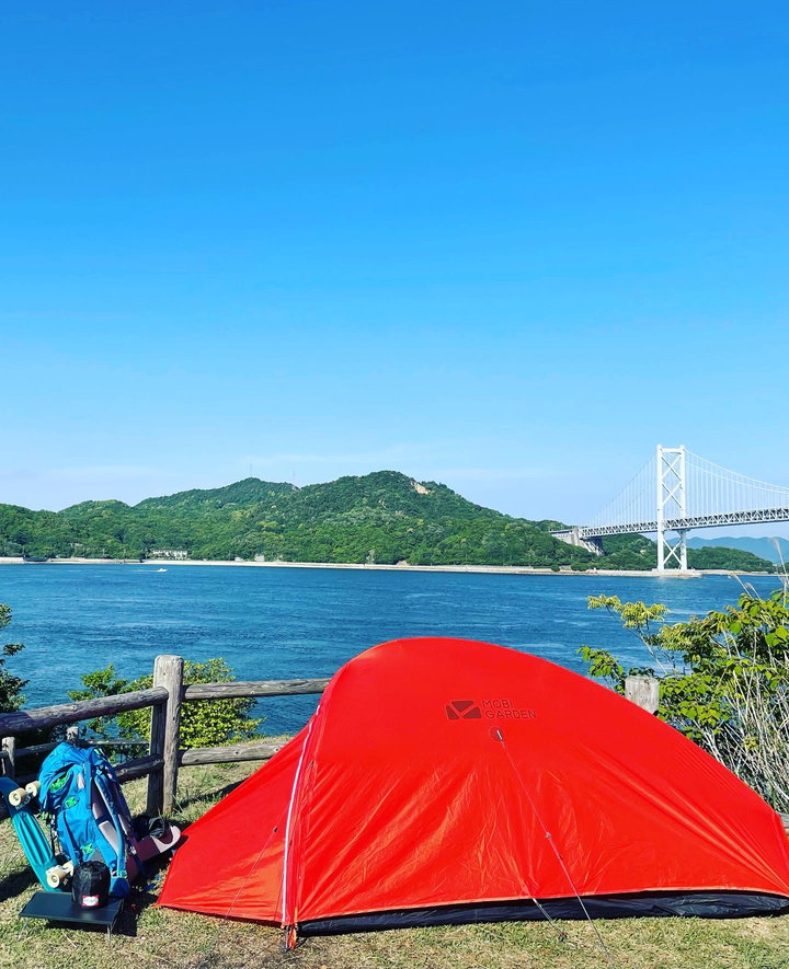 しまなみ海道の海をバックにキャンプ泊。赤いテントと青い海のコントラストが綺麗