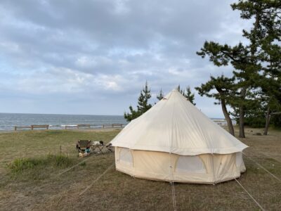 浜辺の横でキャン方ができます