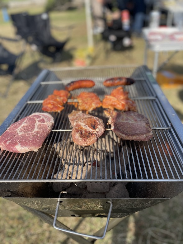 なぎさBBQ場でバーベキューの風景