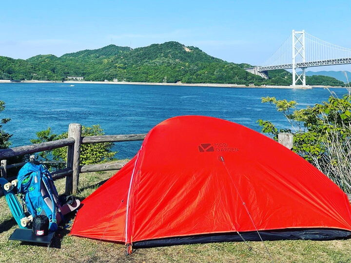 しまなみ海道の海をバックにキャンプ泊。赤いテントと青い海のコントラストが綺麗