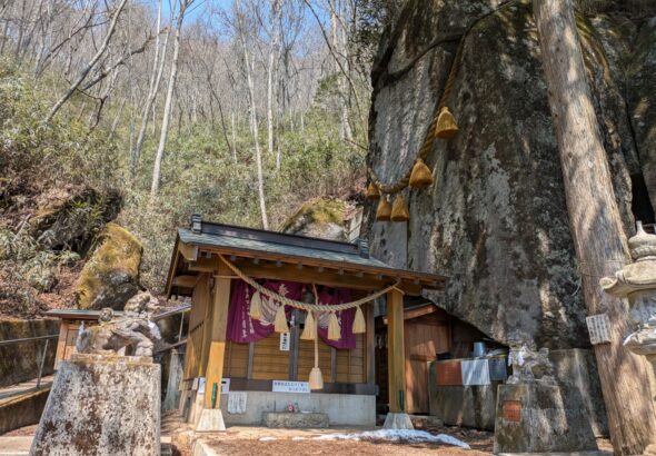 石割神社の圧巻の姿