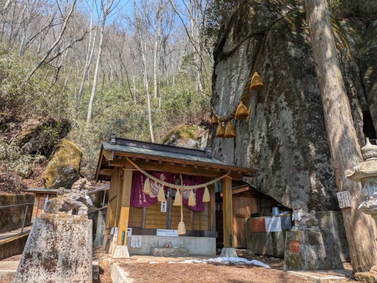 石割神社の圧巻の姿
